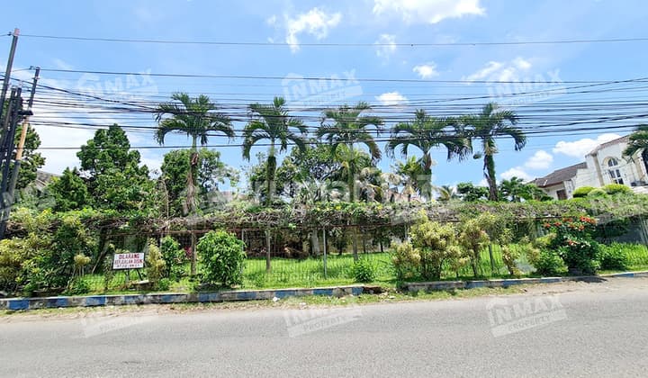 For Rent: Spacious Large House, 1200 sqm, on Tidar Main Road, Malang City. Close to Unmer Campus, Kalam Kudus, Wesley School. Suitable for Residence and Business: Restaurant, Cafe, Supermarket, Fitness Center, Office Space, Courses, School, Clinic. Price Negotiable.