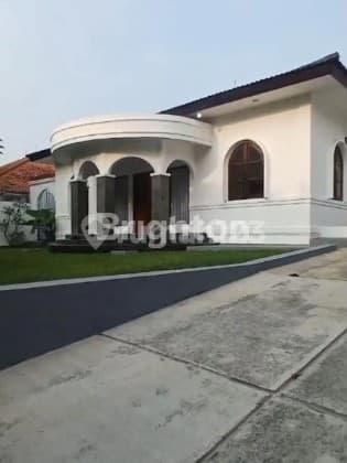 RUMAH MEWAH DENGAN TAMAN LUAS & KOLAM RENANG KEMANG, JAKSEL