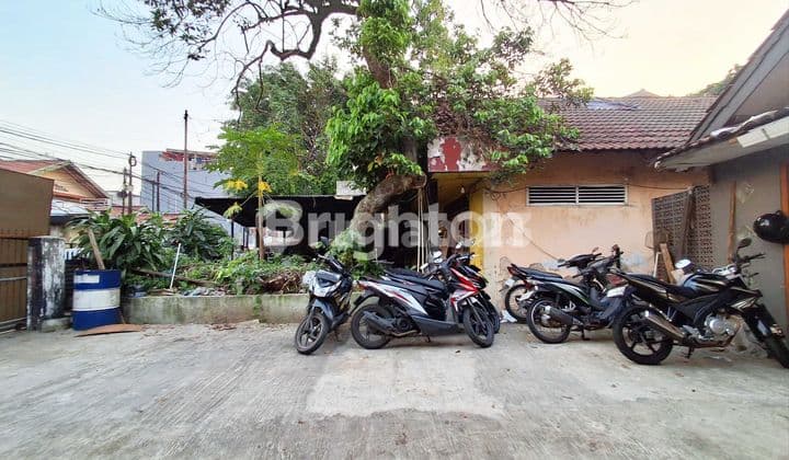 Tanah Luas Lokasi Strategis Bonus Bangunan Tua di Mampang