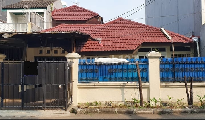 House in Taman Aries Strategic Location