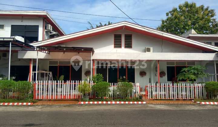 Rumah Dengan Halaman Dan Garasi Luas,lt 372m di Komp Kampus Expom