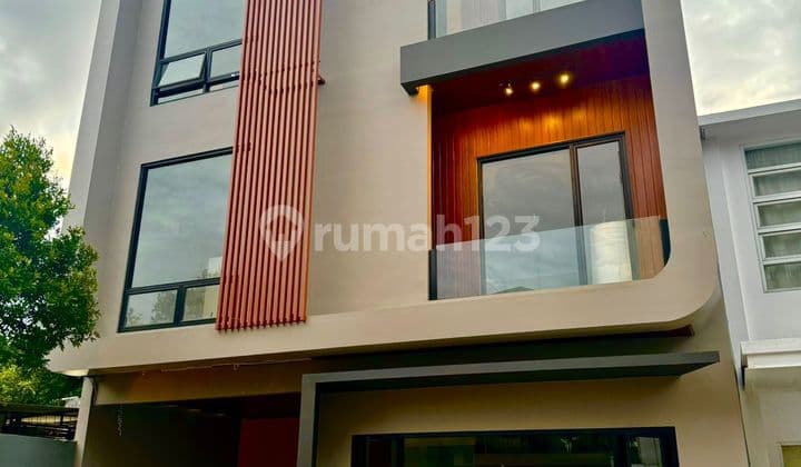Rumah Bagus 3 Lantai di Cluster The Leiden Ciputat Tangerang Selatan