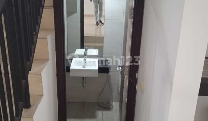 12 V Shl Disewakan Rumah di Green Lake City