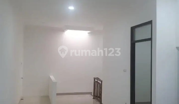 8 V Lk Disewakan Rumah di Karang Tengah