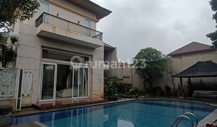 Facilities Swimming Pool Luxury 3-Story House Ready to Live Near Toll Gate Flood-Free