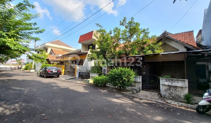 Rumah dihitung tanah tengah kota Semarang strategis dekat Upgris dijual di Halmahera Semarang tengah
