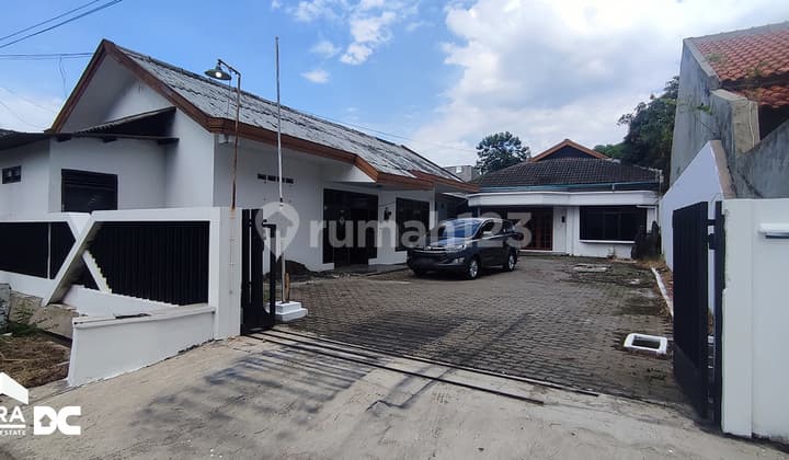 Rumah besar luas tengah kota Semarang siap huni dekat bandara dekat tol dekat pelabuhan dijual di Cakrawala Semarang barat