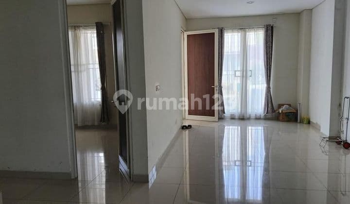 Rumah modern minimalis tengah kota Semarang daerah elit siap pakai dekat tol dekat Akpol dekat sekolah internasional disewakan di Graha Candi Golf Jangli Candisari Semarang atas