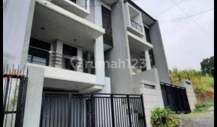 Rumah tengah kota Semarang siap pakai dekat tol Jatingaleh disewakan di Stonen townhouse papandayan Gajahmungkur Semarang selatan