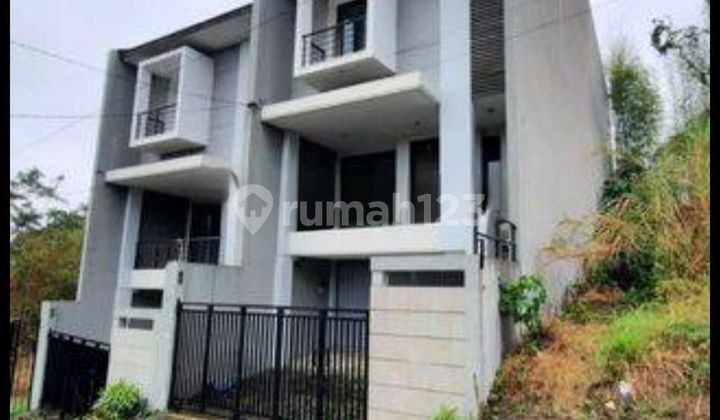 Rumah tengah kota Semarang dekat tol Jatingaleh disewakan di Stonen papandayan Gajahmungkur Semarang