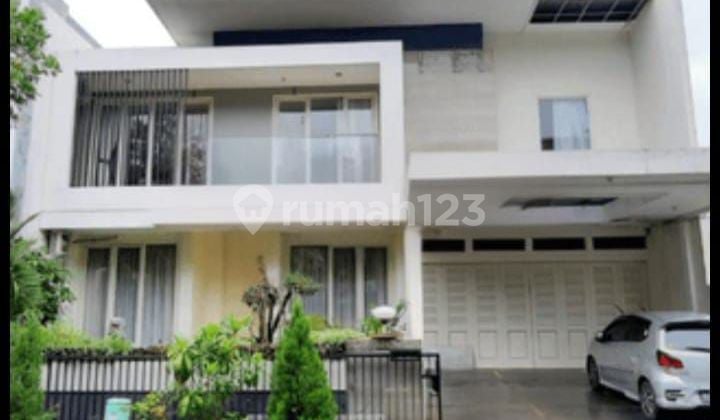 Beautiful Luxury House in the Center of Semarang, Ready to Use, in an Elite Residential Area, Near Toll Gate, Near International School, Near Akpol, For Sale at Candigolf Green Royalle, Jangli, Candisari, Semarang, Upper Area.