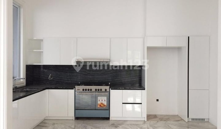 Rumah Mewah Gading Serpong Ada Pool SHM Tangsel