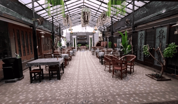 RESTAURANT ON THE MAIN BOULEVARD OF KOTA WISATA CIBUBUR