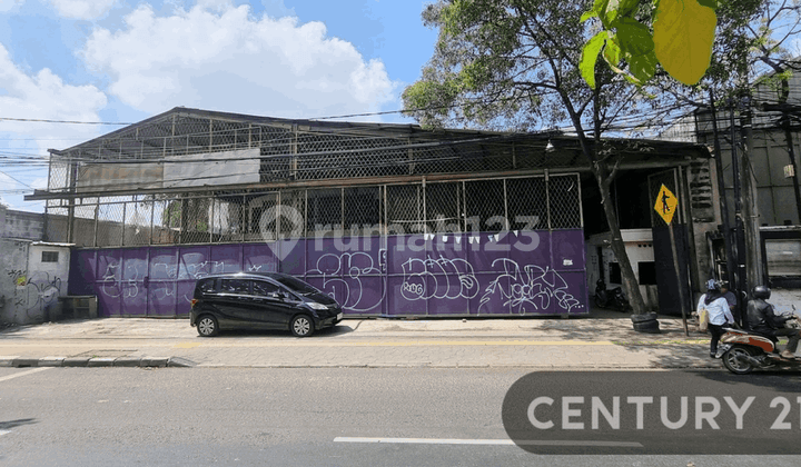 GUDANG SIAP PAKAI DI JALAN PAHLAWAN REVOLUSI JAKARTA TIMUR