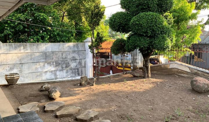 House on Jalan Besar Kota Batu Malang, Suitable for Cafe Business, Near Balaikota Amongtani.