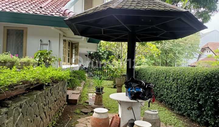 Sayap Dago for Rent: Large Corner House in Dago, Bandung