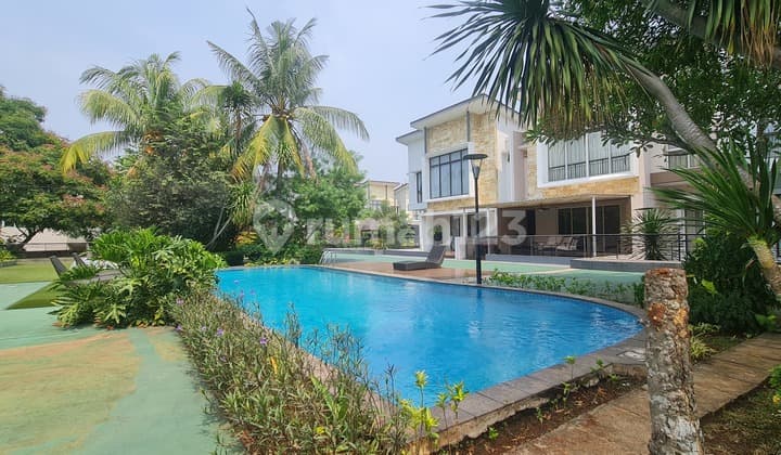 Rumah Langka di Foresta BSD, Depan kolam renang Cluster