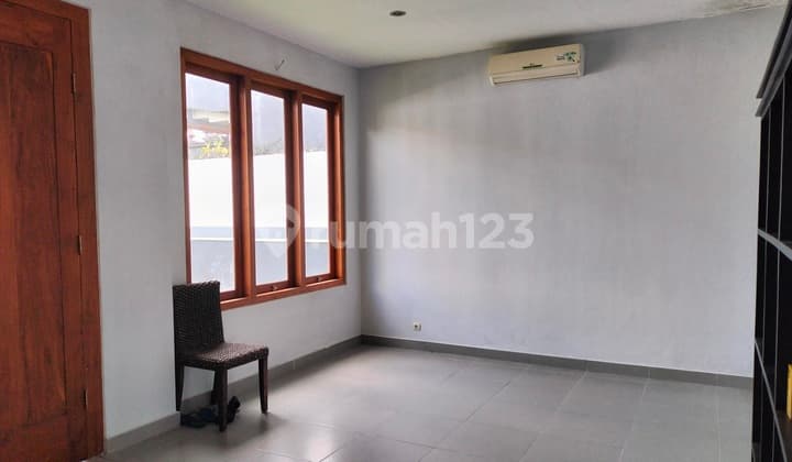 Rumah Keluarga Ada Kolam Renang Dan Halaman Luas di Jimbaran