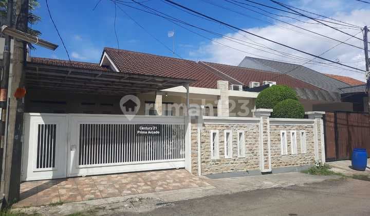 Rumah Homey dengan Tanah Luas dan Murah Strategis di Villa Bintaro