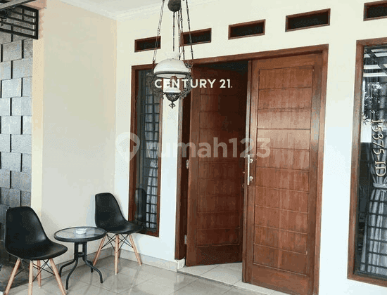 Rumah Homey di Hook Tanah Luas dan Murah Strategis Dekat Stasiun