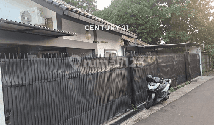 Hot Sale Dijual Cepat Rumah Terawat dengan Tanah Luas di Ciputat
