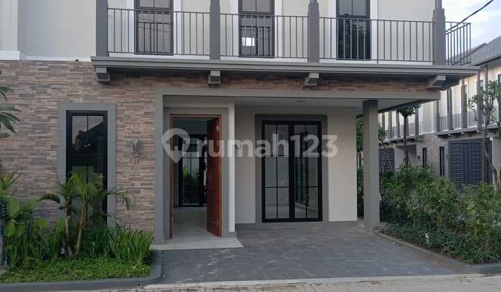 Rumah Hook Bonus Taman Luas 3 Kilo Dari MRT Lebakbulus