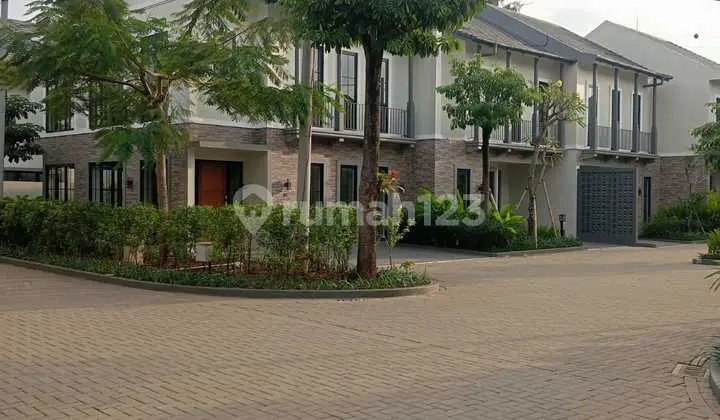 House Adjacent to MRT Lebakbulus, Spacious Backyard
