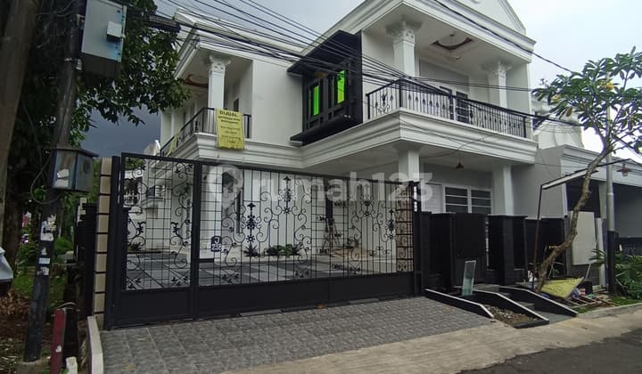 Luxury House Hook 2 Front Very Spacious Near South Jakarta