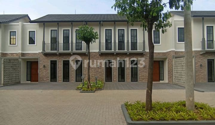Modern Villa Feel Home 10 Minutes from MRT Lebak Bulus