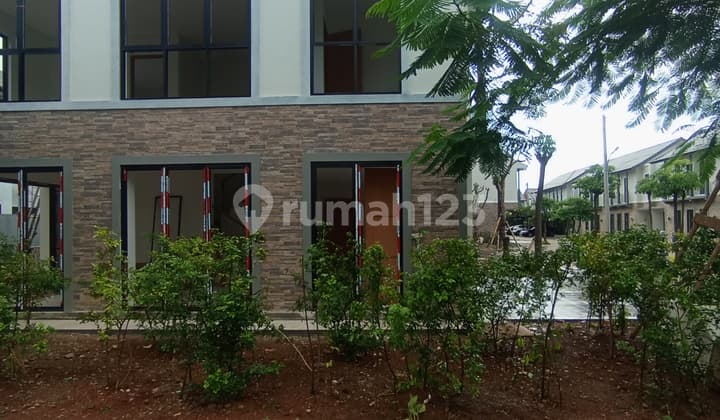 Rumah Hook 2 Muka Taman Luas Termewah Nempel Lebakbulus