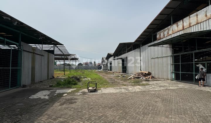 Dijual Pabrik Akses Tronton dan Kontainer 40'' di Mauk, Tangerang