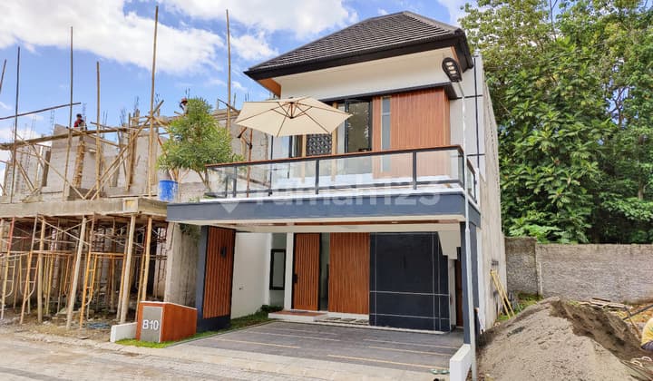 Rumah Di Perumahan, Dekat Pakuwon Mall, Maguwoharjo, Depok, Sleman.