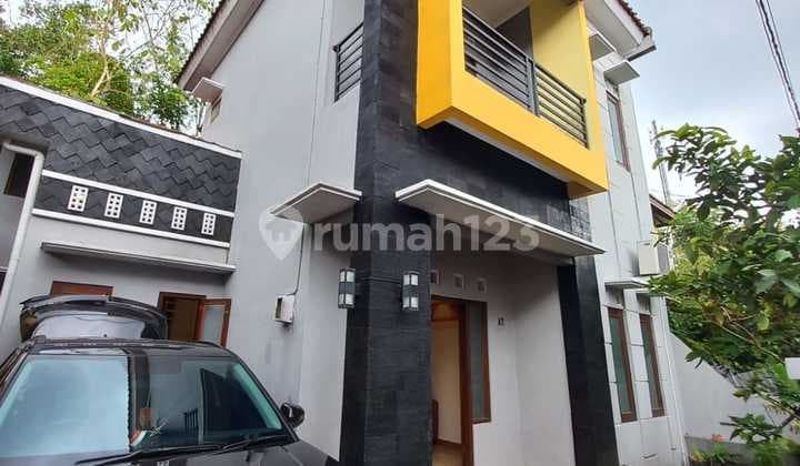 Dijual Rumah 2 Lantai Serta Beberapa Perabotan Nya Di Selatan Kampus Uii Jakal Atau Timur Ponpes Pandanaran. Lingkungan Kos Kosan, Padat Penduduk, Asri, Nyaman Aman