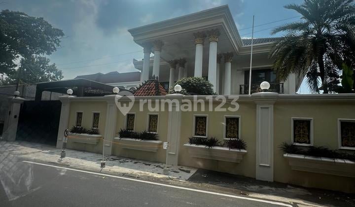 Rumah Mewah Dua Lantai Bergaya Arsitektur Klasik Dengan Total Luas Tanah 530m2
