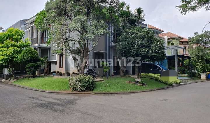 Rumah Modern Minimalis Hoek Depan Taman Kawasan De Latinos Bsd