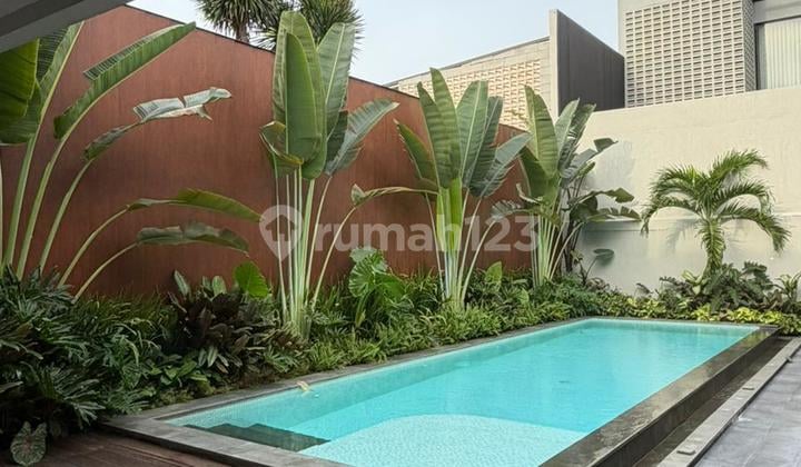 Disewakan Rumah Modern Minimalis Kolam Renang Taman Giri Loka BSD
