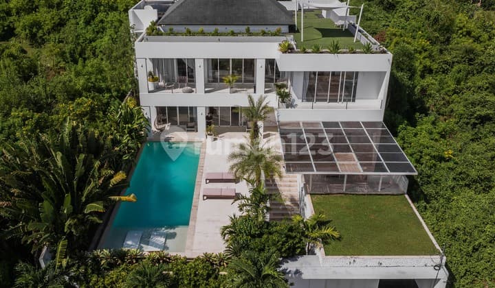 Freehold - Luxurious 4-Bedroom Villa in Ungasan: Modern Elegance and Prime Location