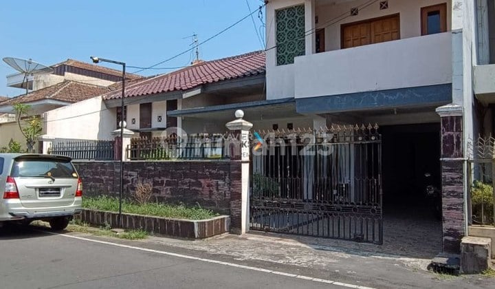 Rumah Klasik 2 Lantai di Daerah Pulau Pulau, Klojen Malang
