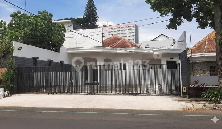 Rumah Tengah Kota Hanya untuk Gereja