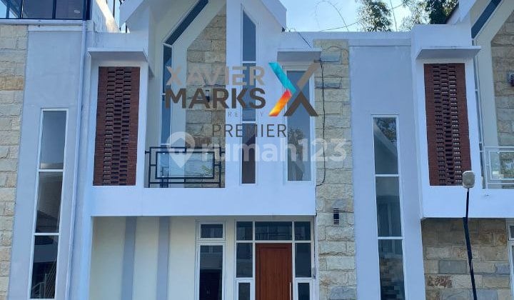 Rumah Villa Masih Baru di Permata Panderman Depan Hotel Golden Tulip Batu Malang,2 Lantai