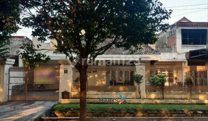 Regional House of the Islands with Classic Building