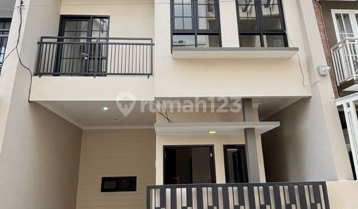 Modern Minimalist 3-Story House Ready to Occupy on Jalan Ikan Ikan, Lowokwaru, Malang City, Close to Brawijaya University