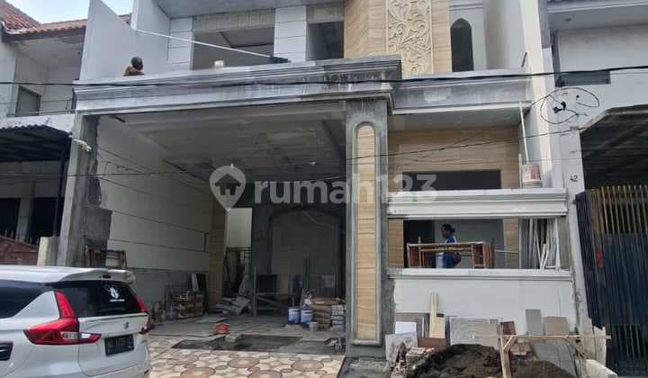 Rumah Semi Klasik 2 LT SHM Babatan Pantai Surabaya Timur Ja 708