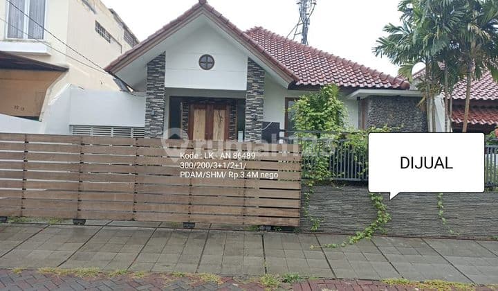 Spacious and serene house with a very good location in Villa Melati Mas.