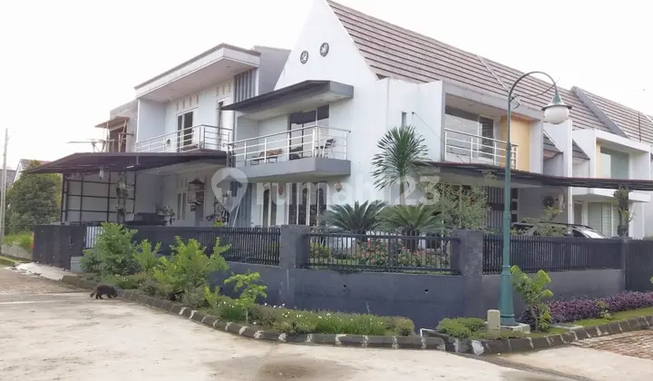 Front Position Hook Cluster House in Rancamaya Golf Bogor