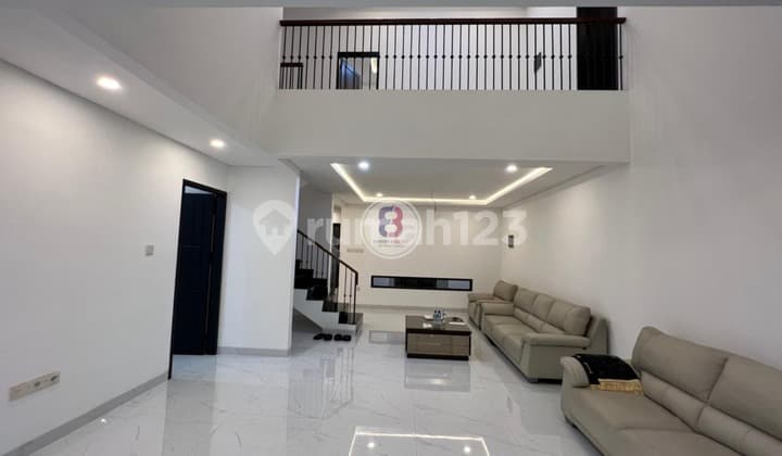 Dijual Rumah Mewah American Classic di Lokasi Strategis