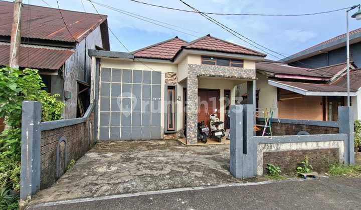 Dijual Rumah Bernuansa Modern Non-Furnished Berpagar Beserta Carport dan Dekat Akses Jalan Raya Besar di Jl. Husein Hamzah Pal 3, Gg. Ikhsan