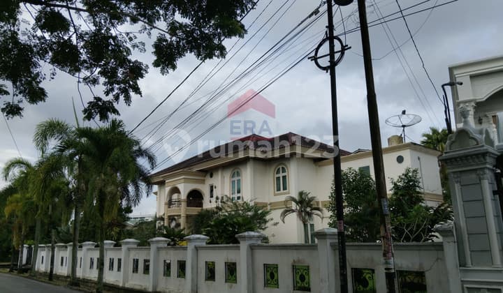 Rumah Mewah Halaman Luas Kawasan Tengah Kota di Seram 1