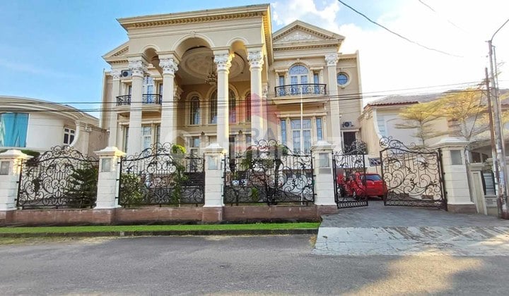 Rumah Mewah Interior Eksklusif Lokasi Pusat Kota di Suprapto