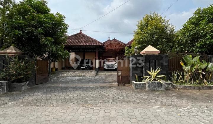 Classic Spacious Fully Furnished House in Pleret Bantul, Ideal for Homestay